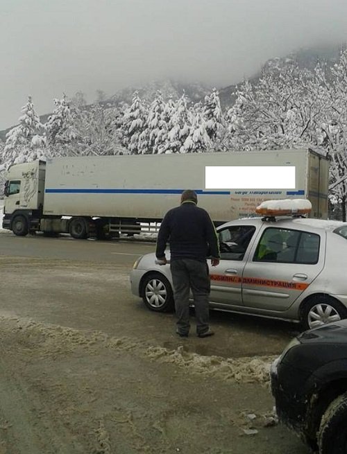 Dva TIR-a I djip sa teglili patnite slujbi ot E 79