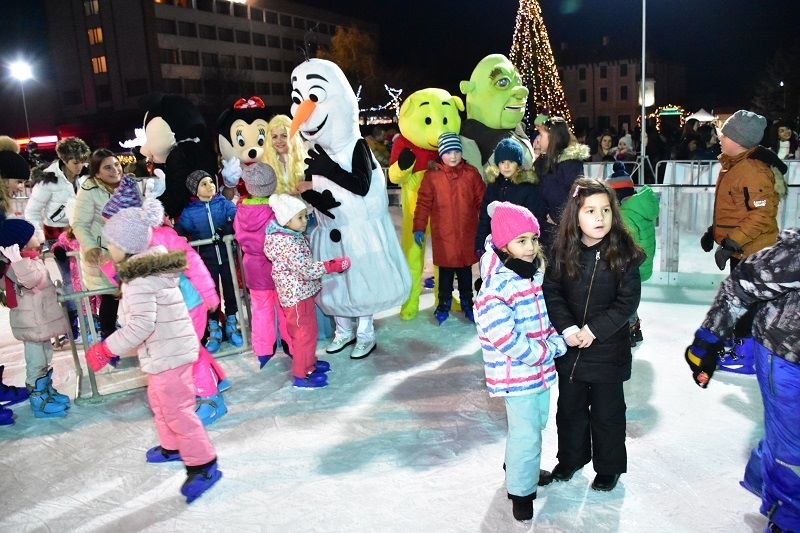 storici-deca-iskreno-se-zabavlyavaha-s-geroite-na-disni