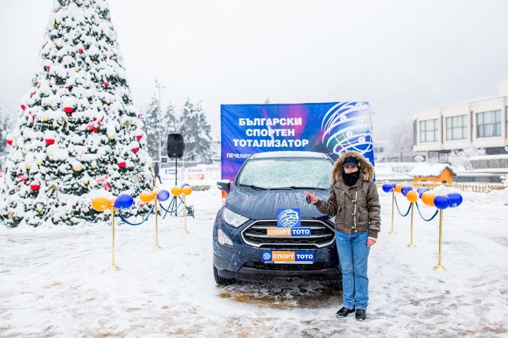 dama-ot-vratza-specheli-chisto-nov-avtomobil