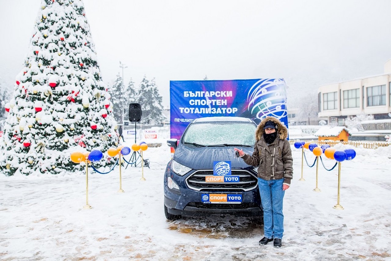 dama-ot-vratza-specheli-chisto-nov-avtomobil