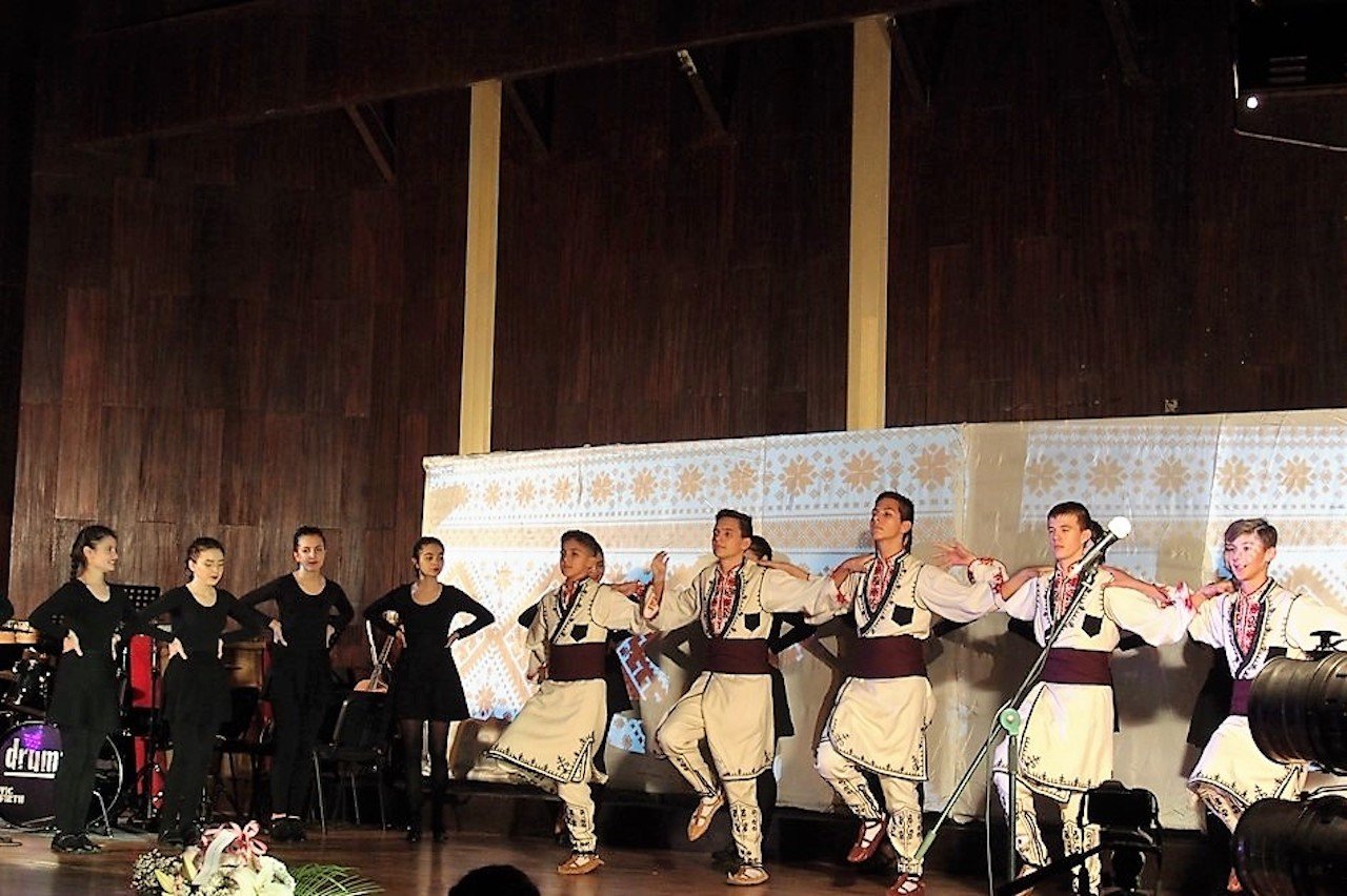 uchenici-ot-gpce-yordan-radichkov-sutvoriha-unikalen-koleden-koncert