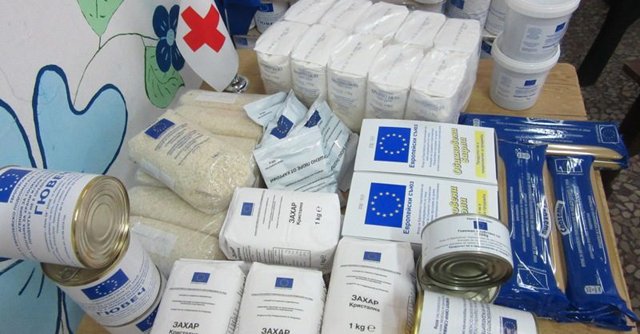 Razdavat hranitelni produkti na nujdaeschti se hora