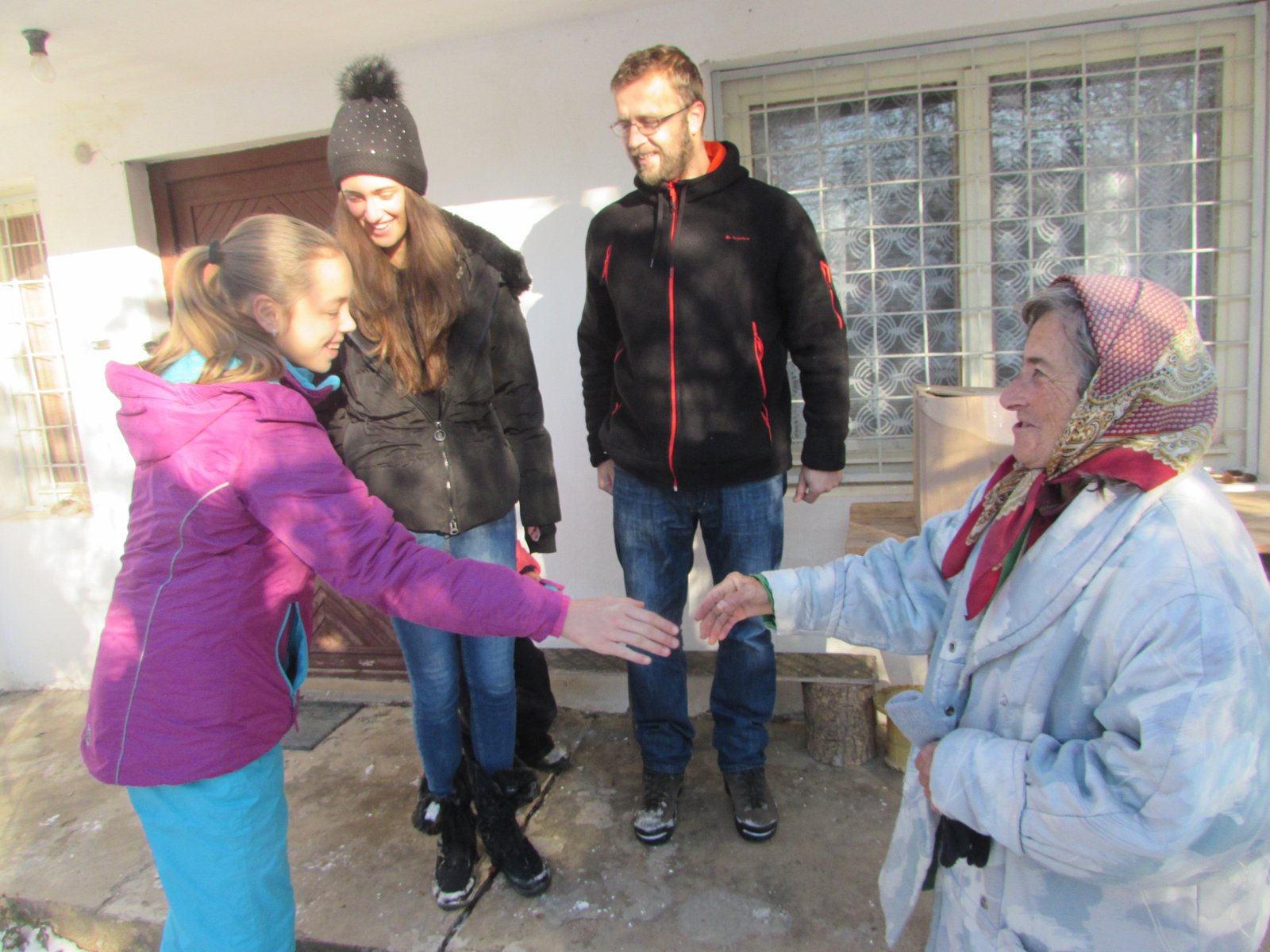 uchenitsi-pomagat-na-vyzrastni