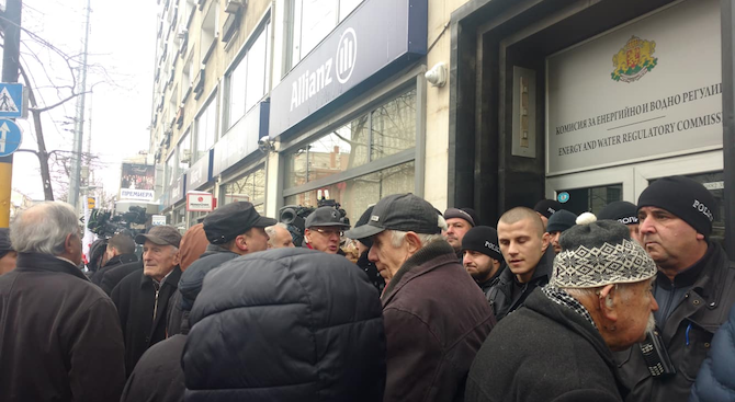 Protestirashti okupiraha KEVR zaradi tsenite na vodata