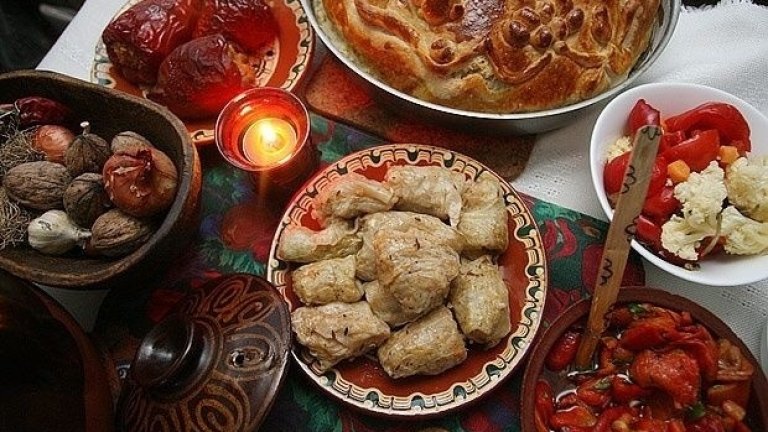 badni-vecher-trapeza-poveria-rituali