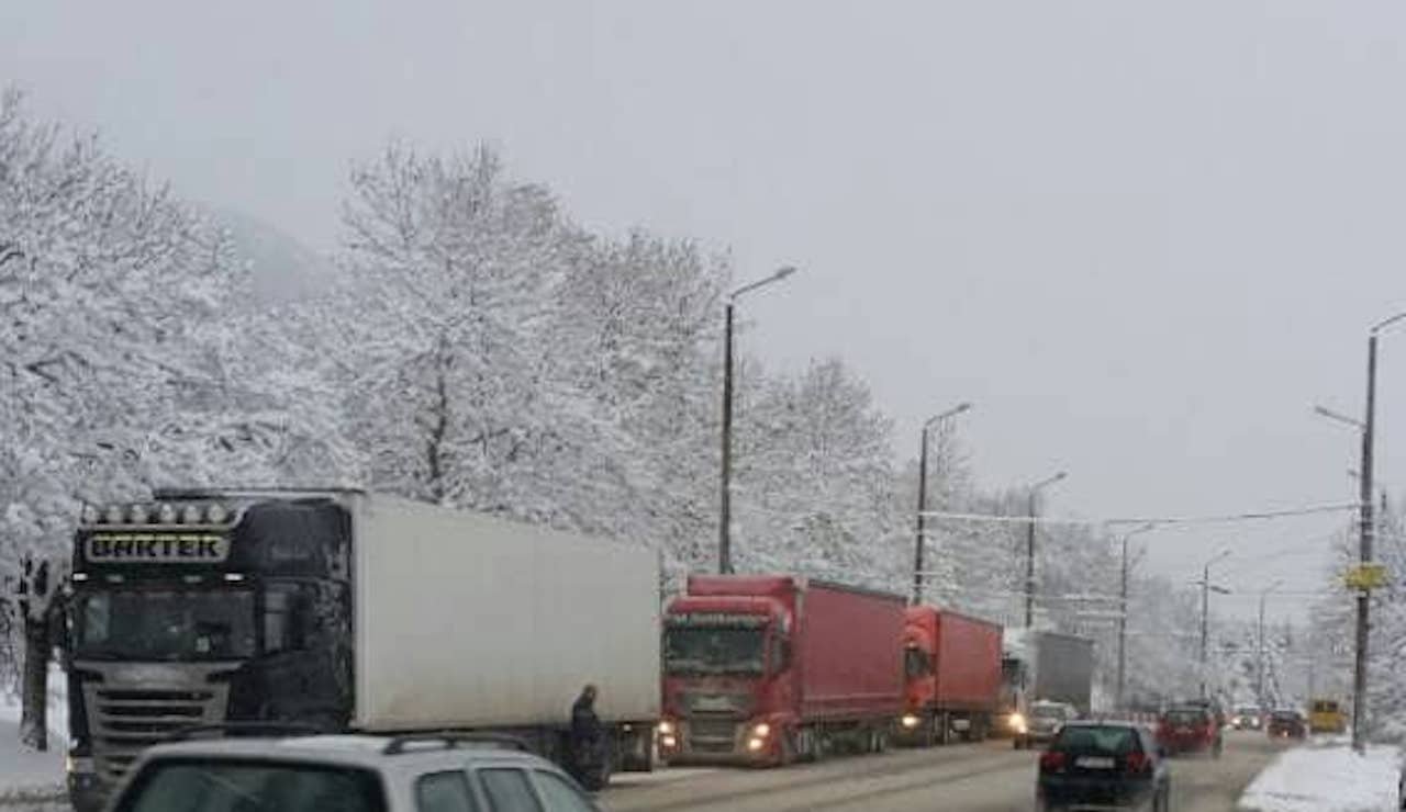 ima-variant-da-bude-spryano-preminavaneto-na-tirove-prez-vratsa