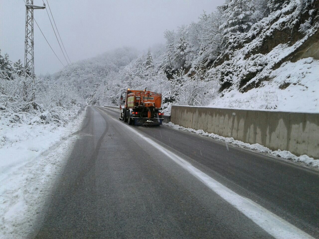 Uslojnena meteorologichna obstanovka pochti zatvori bulgarska granitsa