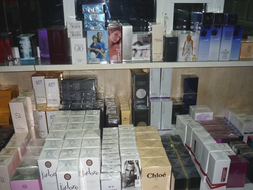 Osuetiha kontrabanda na meditsinski izdeliaq parfiumi I pari