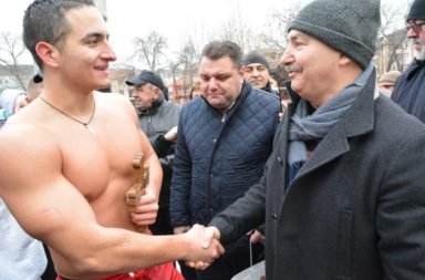 Student izvadi krasta v Montana