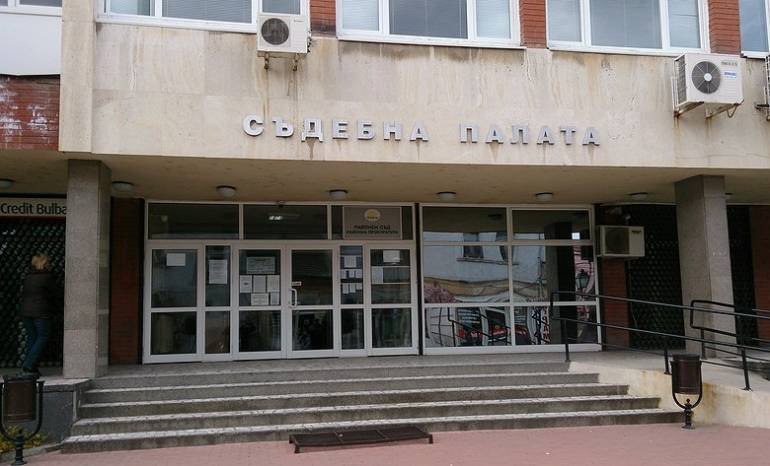 Ostaviha v aresta maja, napadnal trima kursanti
