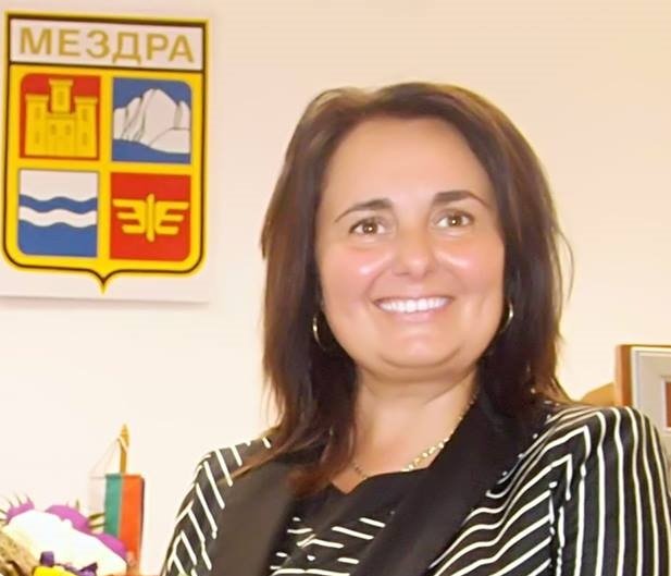 yana-ninova-sriva-se-mita-za-uspeshnoto-upravlenie-na-obshtina-mezdra