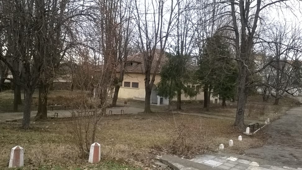 Ot lipsata na dialog, ta chak do … “Djurasik park” v selo Banitsa