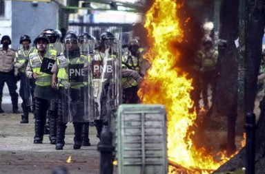 Armiata izleze sreshtu protestirashti vav Venetsuela. Ima ubiti I raneni