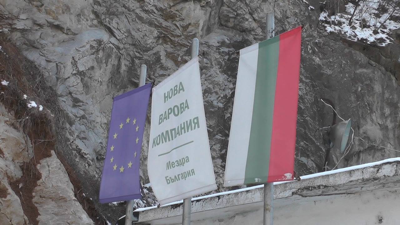 Rabotnitsi se opitvat da otseliavat treti mesets bez zaplati