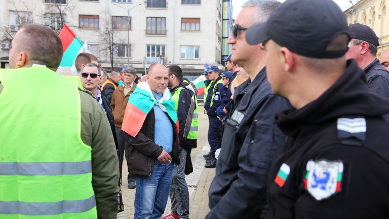 Protest sreshtu upravlenieto na stranata poiska I po-visoki zaplai za politsaite