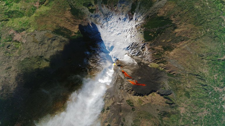 Lava poteche po iugoiztochnia sklon na Etna