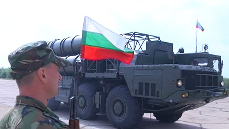 Bulgarska, amerikanska, nemska I ruska tehnika defiliraxa na voennia parad