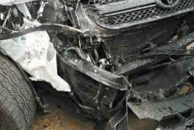 Chetirima edva otseliaha mejdu smachkanite lamarini na dve koli