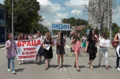 Protestirashti blokiraha glaen buleard