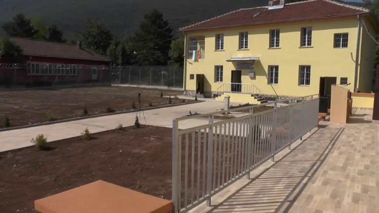 Izdirvat trima izbiagali nepalnoletni zatvornitsi