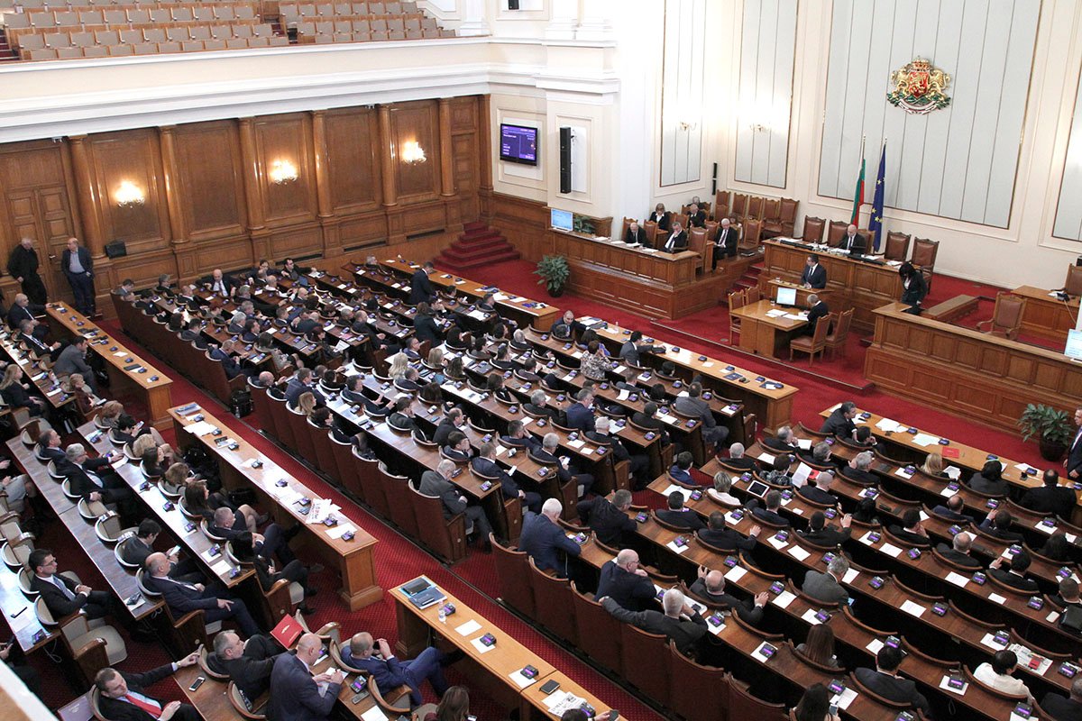 Parlamentat osvobodi shestima deputati Parlamentat osvobodi shestima deputati