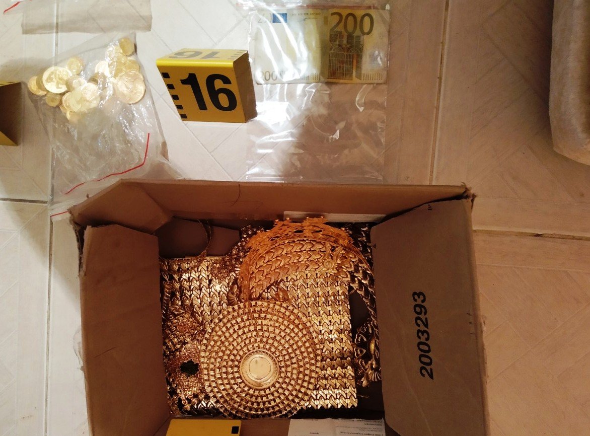 Targovtsi na telefoni katali tsialo zlatno imne /SNIMKI/