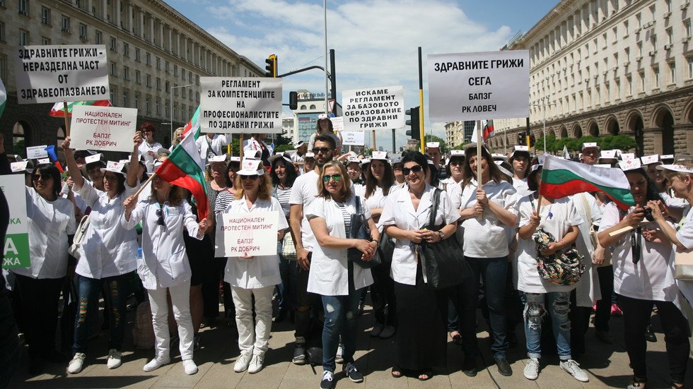 Protestirashtite meditsinski sestri razpaat palatkov lager