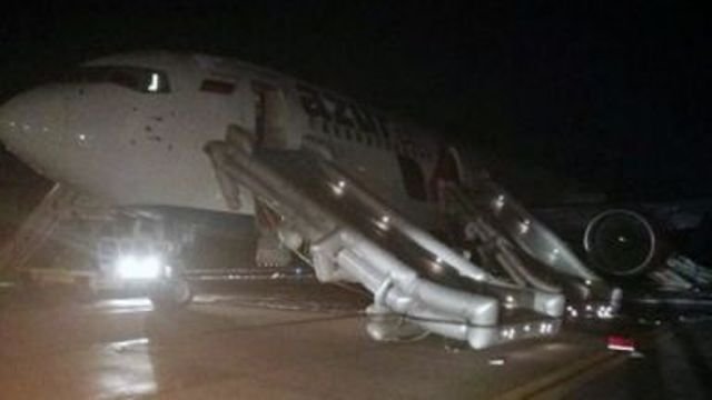Iziasniavat prichinite za aviointsident, pri koito postradaha 56 dushi