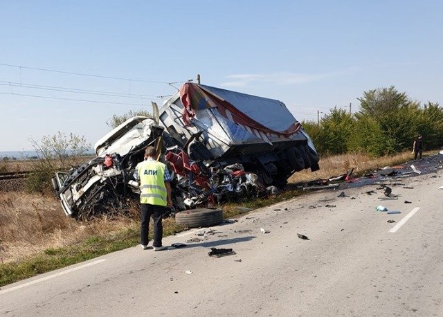 Poredna jestoka katastrofa mejdu dva TIR-a otne oshte dva jivota