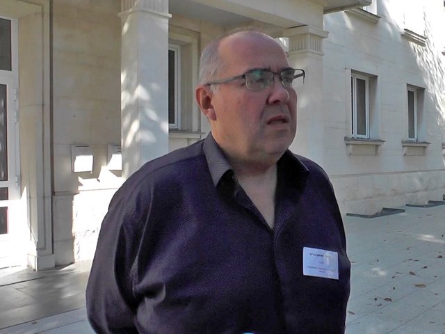 Bus s reklamni materiali se dvijel vav Vratsa. Pribraha go