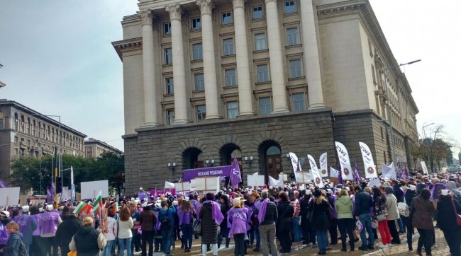 “Stiga unijenie” skandirat protestirashti meditsinski spetsialisti pred Ministerski savet