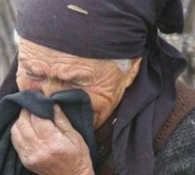 баба плаче