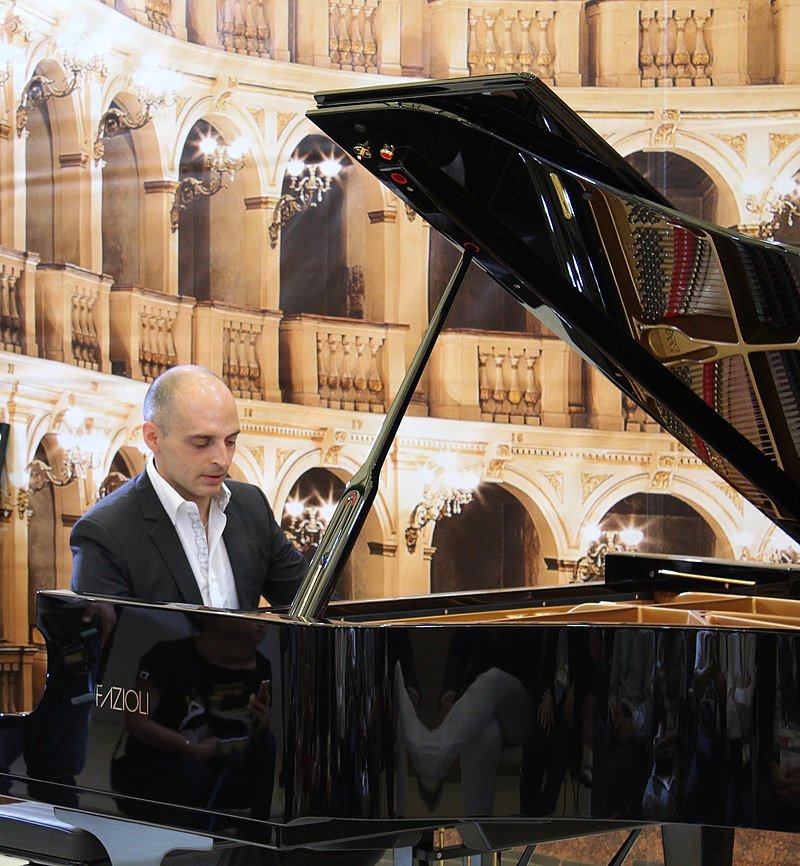 Ivan_Yanakov_in_concert