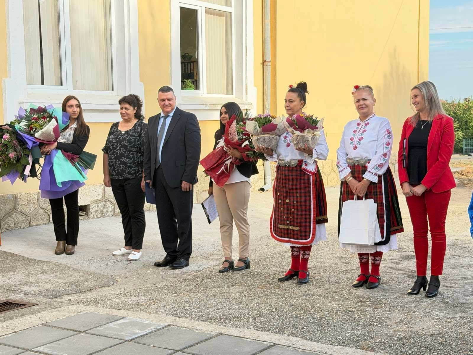 С УСМИВКИ И ВЪЛНЕНИЕ ЗАПОЧНА НОВАТА УЧЕБНА ГОДИНА В ОБЩИНА ОРЯХОВО